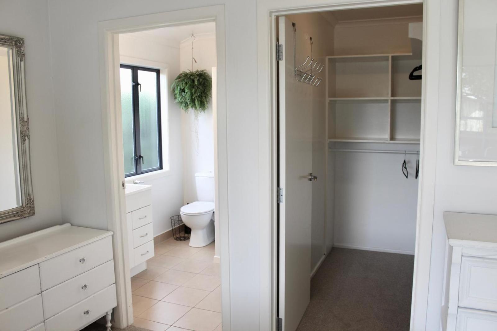 5-Min Walk To Village - Havelock North Holiday Home With Spa Pool Bagian luar foto